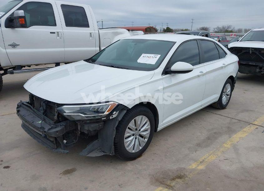 Photo 2 of 2019 Volkswagen Jetta 1.4T R-LINE/1.4T S/1.4T SE (VIN 3VWC57BU3KM079782)