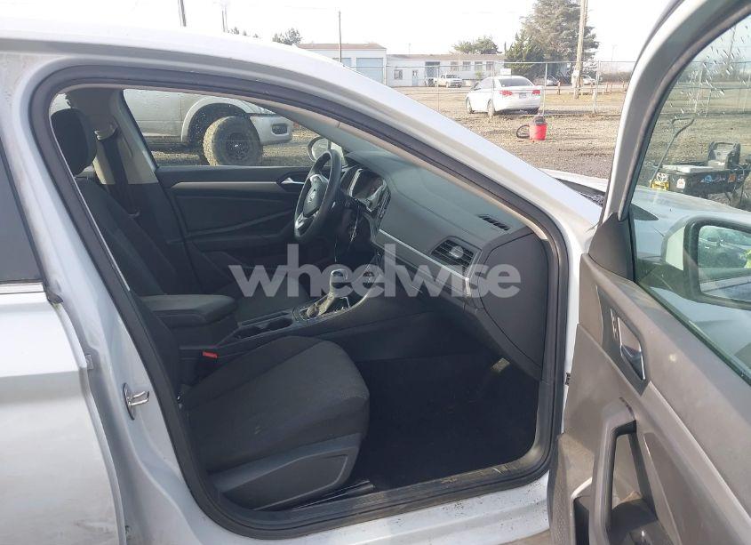 Photo 5 of 2019 Volkswagen Jetta 1.4T R-LINE/1.4T S/1.4T SE (VIN 3VWC57BU3KM124476)