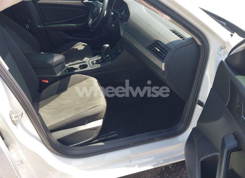 Photo 5 of 2019 Volkswagen Jetta 1.4T R-LINE/1.4T S/1.4T SE (VIN 3VWC57BU3KM273289)