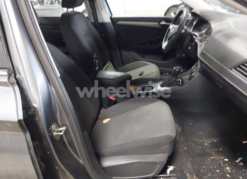 Photo 5 of 2019 Volkswagen Jetta 1.4T R-LINE/1.4T S/1.4T SE (VIN 3VWC57BU4KM050887)