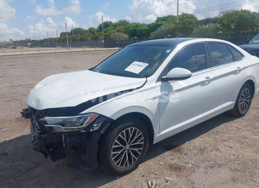 Photo 2 of 2019 Volkswagen Jetta 1.4T R-LINE/1.4T S/1.4T SE (VIN 3VWC57BU4KM201713)