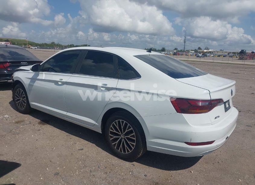 Photo 3 of 2019 Volkswagen Jetta 1.4T R-LINE/1.4T S/1.4T SE (VIN 3VWC57BU4KM201713)