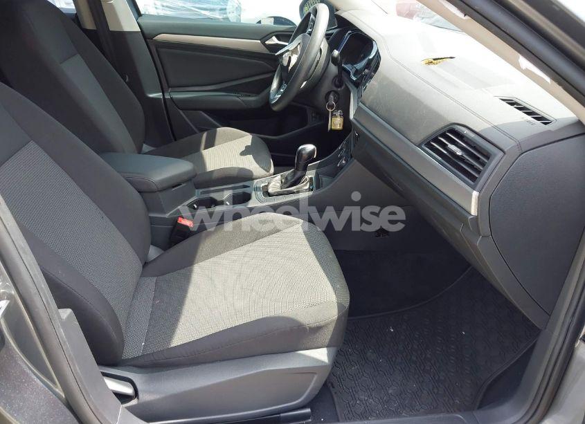 Photo 5 of 2021 Volkswagen Jetta 1.4T R-LINE/1.4T S/1.4T SE (VIN 3VWC57BU4MM009727)