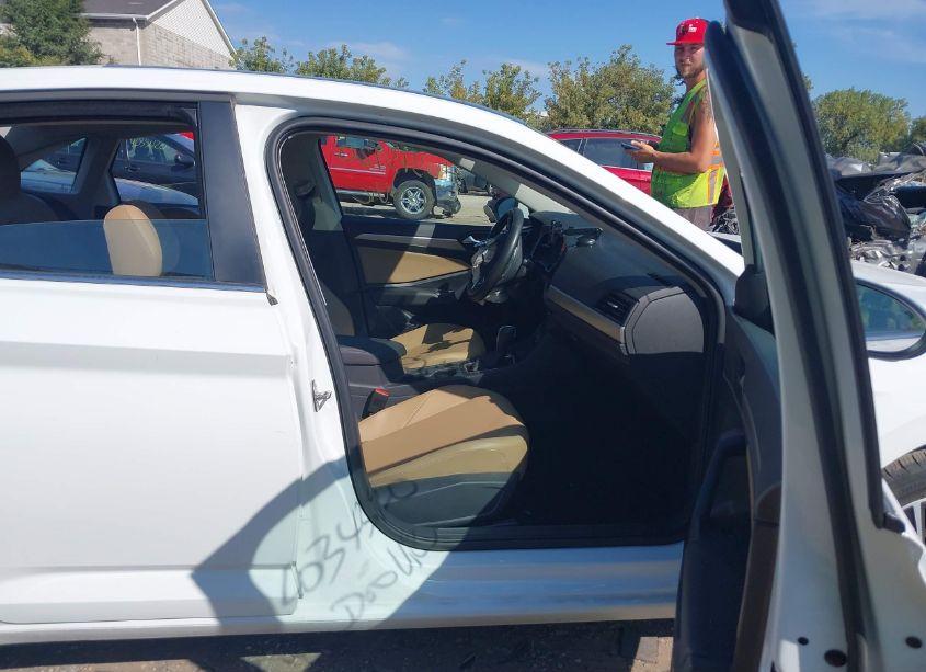 Photo 5 of 2020 Volkswagen Jetta 1.4T R-LINE/1.4T S/1.4T SE (VIN 3VWC57BU5LM090400)