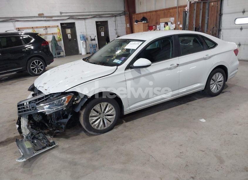 Photo 2 of 2019 Volkswagen Jetta 1.4T R-LINE/1.4T S/1.4T SE (VIN 3VWC57BU6KM129512)