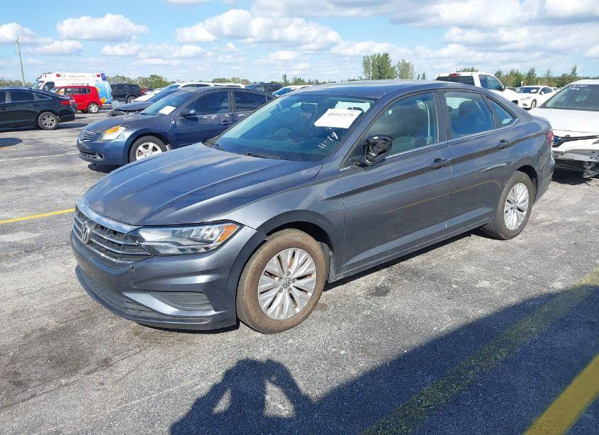 Photo 2 of 2019 Volkswagen Jetta 1.4T R-LINE/1.4T S/1.4T SE (VIN 3VWC57BU7KM233510)