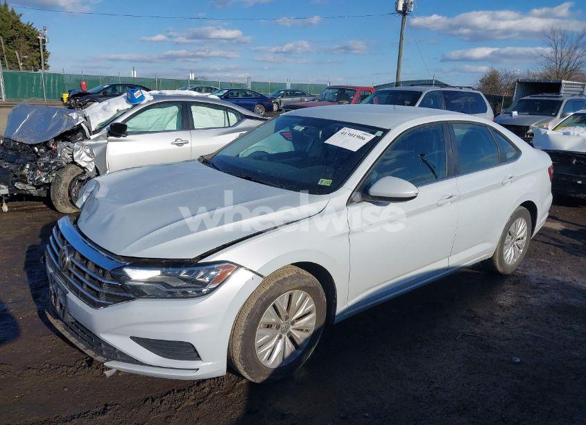 Photo 2 of 2019 Volkswagen Jetta 1.4T R-LINE/1.4T S/1.4T SE (VIN 3VWC57BU9KM052604)