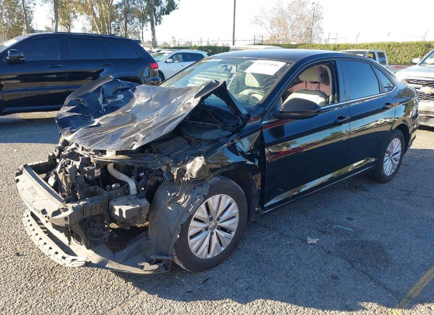 Photo 2 of 2019 Volkswagen Jetta 1.4T R-LINE/1.4T S/1.4T SE (VIN 3VWC57BU9KM251801)