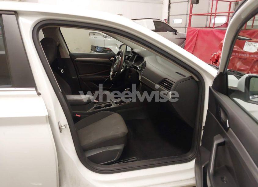 Photo 5 of 2019 Volkswagen Jetta 1.4T R-LINE/1.4T S/1.4T SE (VIN 3VWC57BU9KM259316)