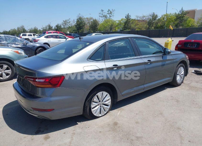 Photo 4 of 2019 Volkswagen Jetta 1.4T R-LINE/1.4T S/1.4T SE (VIN 3VWC57BUXKM074708)