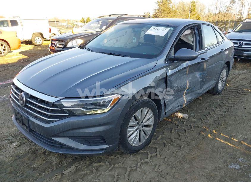 Photo 2 of 2019 Volkswagen Jetta 1.4T R-LINE/1.4T S/1.4T SE (VIN 3VWCB7BU7KM220510)