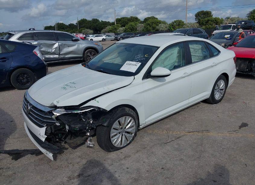 Photo 2 of 2019 Volkswagen Jetta 1.4T R-LINE/1.4T S/1.4T SE (VIN 3VWCB7BU7KM266595)