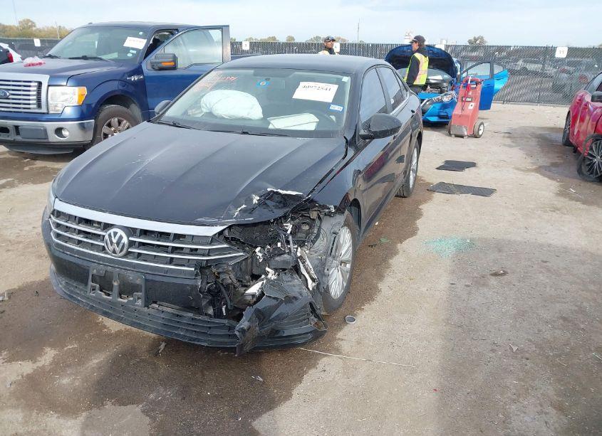 Photo 2 of 2019 Volkswagen Jetta 1.4T R-LINE/1.4T S/1.4T SE (VIN 3VWCB7BUXKM196414)