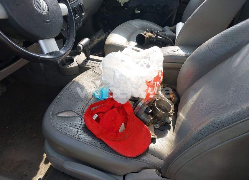 Photo 5 of 2004 Volkswagen New BEETLE GLS 2.0L (VIN 3VWCK21C24M402131)