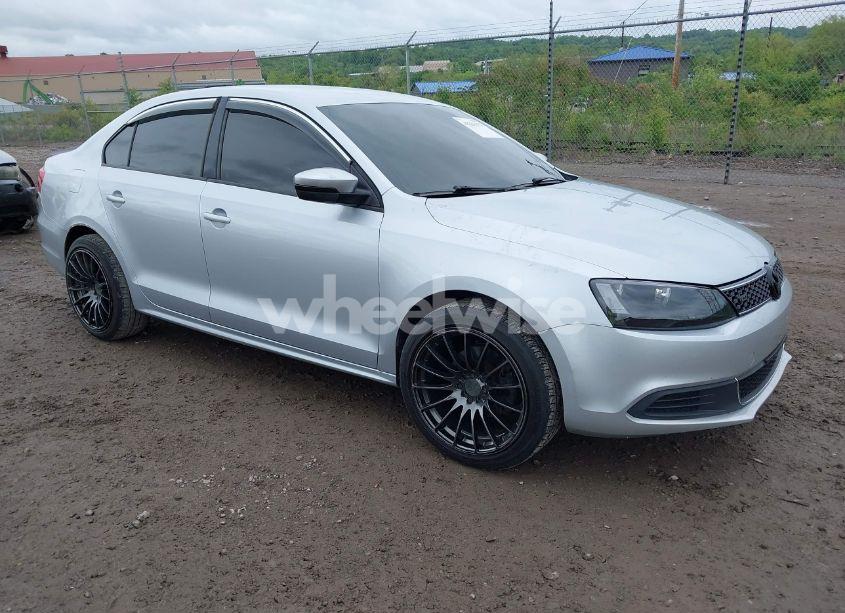 2014 Volkswagen Jetta 1.8T SE (VIN 3VWD07AJ3EM252408) main photo