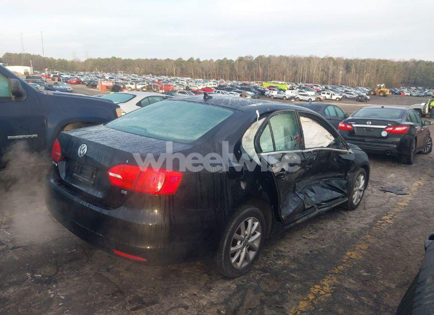 Photo 4 of 2014 Volkswagen Jetta SE (VIN 3VWD17AJ1EM322226)