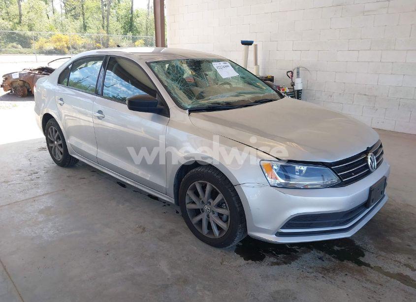 2015 Volkswagen Jetta 1.8T SE (VIN 3VWD17AJ2FM324374) main photo