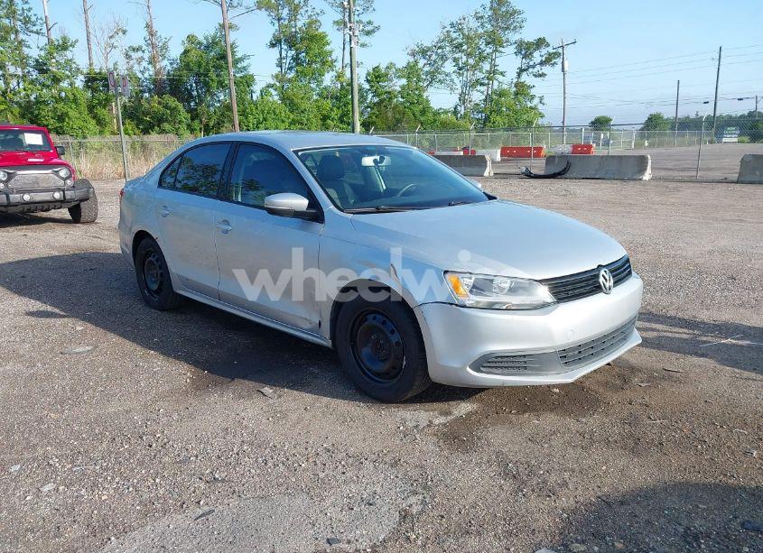 2014 Volkswagen Jetta 1.8T SE (VIN 3VWD17AJ3EM227750) main photo