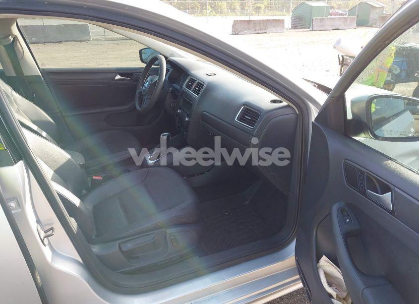 Photo 5 of 2014 Volkswagen Jetta 1.8T SE (VIN 3VWD17AJ3EM227750)