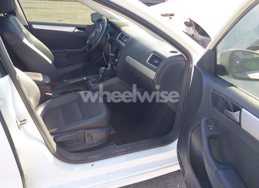 Photo 5 of 2014 Volkswagen Jetta 1.8T SE (VIN 3VWD17AJ4EM436155)