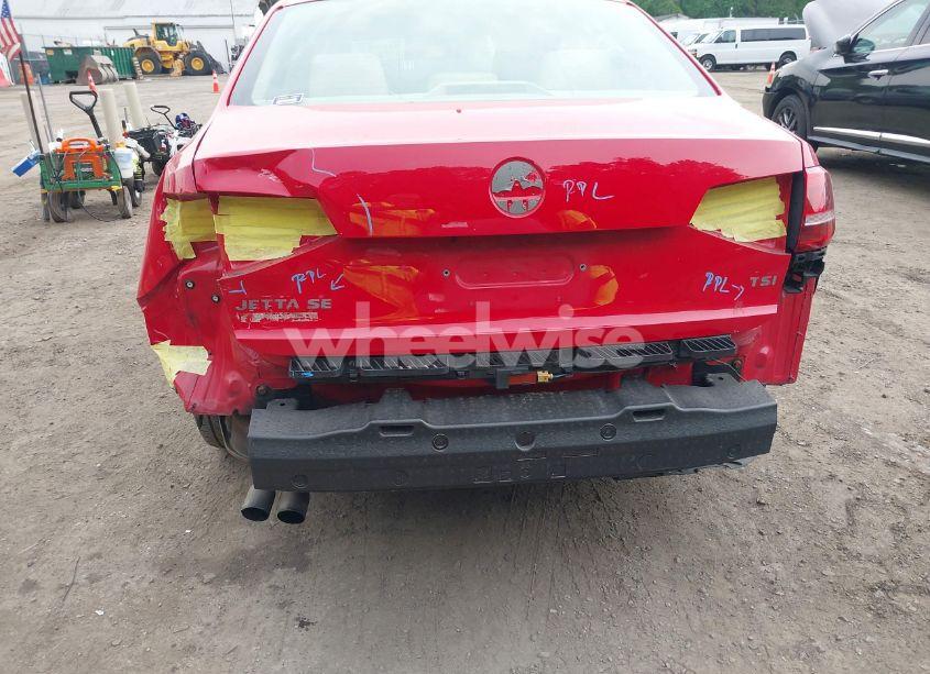 Photo 6 of 2015 Volkswagen Jetta 1.8T SE (VIN 3VWD17AJ7FM204019)