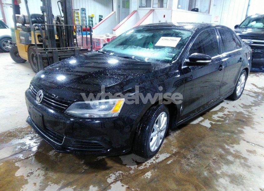 Photo 2 of 2014 Volkswagen Jetta 1.8T SE (VIN 3VWD17AJ8EM399644)