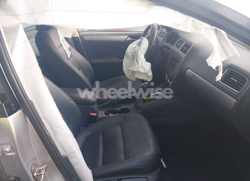 Photo 5 of 2015 Volkswagen Jetta 1.8T SE (VIN 3VWD17AJ9FM274069)