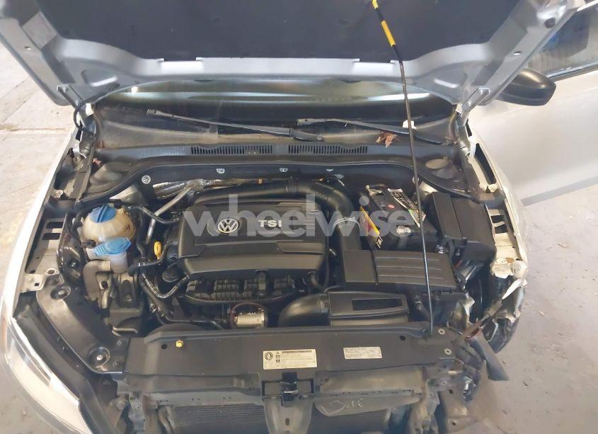 Photo 10 of 2015 Volkswagen Jetta 1.8T SE (VIN 3VWD17AJ9FM302968)