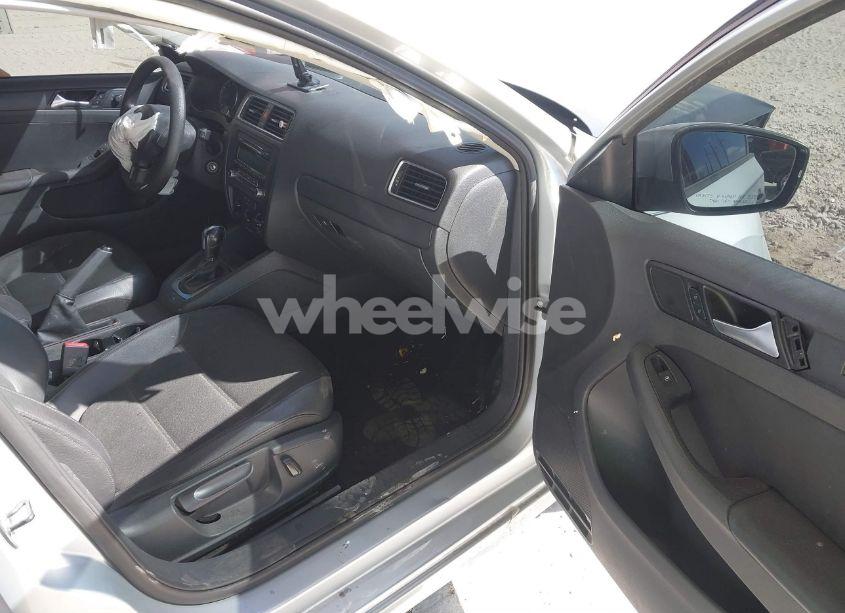 Photo 5 of 2014 Volkswagen Jetta 1.8T SE (VIN 3VWD17AJXEM359954)