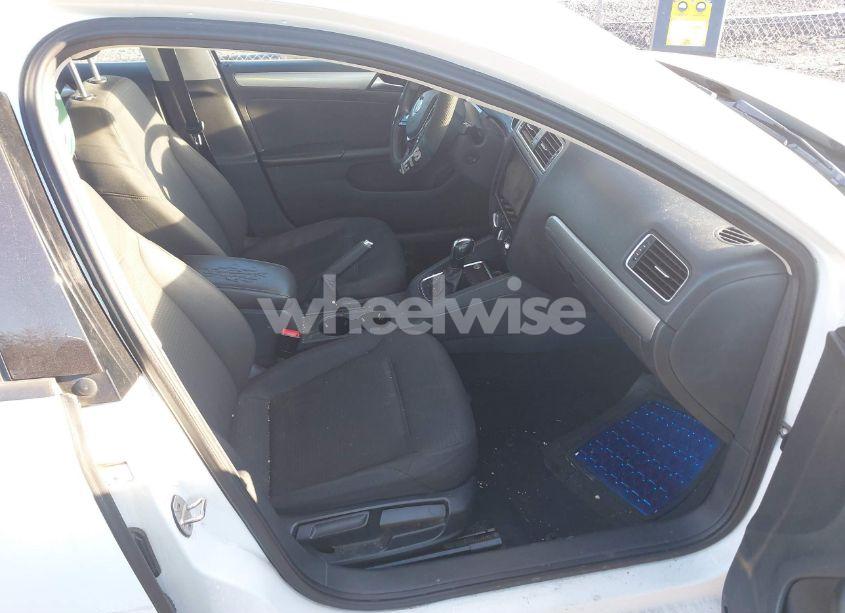 Photo 5 of 2016 Volkswagen Jetta 1.4T SE (VIN 3VWD67AJ1GM346028)