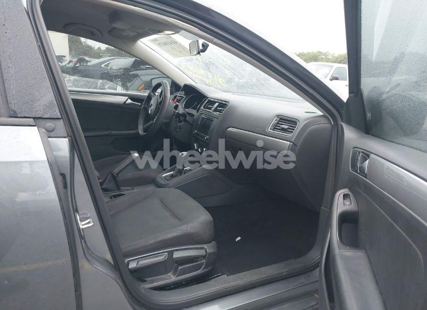 Photo 5 of 2016 Volkswagen Jetta 1.4T SE (VIN 3VWD67AJ2GM315418)