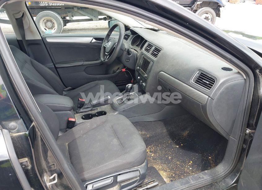 Photo 5 of 2016 Volkswagen Jetta SE (VIN 3VWD67AJ4GM259739)