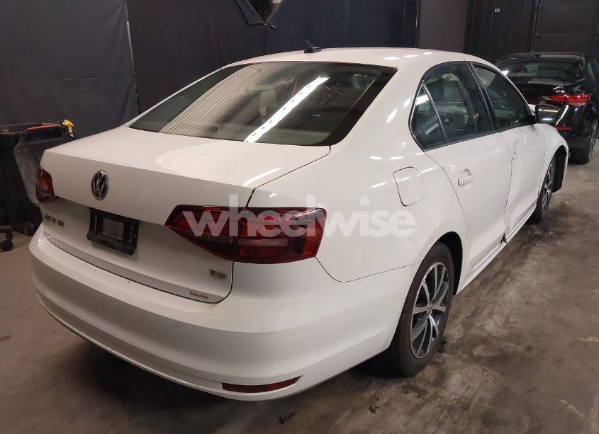 Photo 4 of 2016 Volkswagen Jetta 1.4T SE (VIN 3VWD67AJ7GM417524)