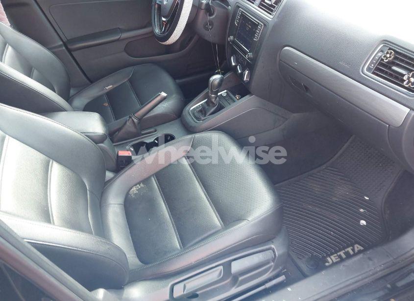 Photo 5 of 2017 Volkswagen Jetta 1.4T SE (VIN 3VWDB7AJ0HM228050)