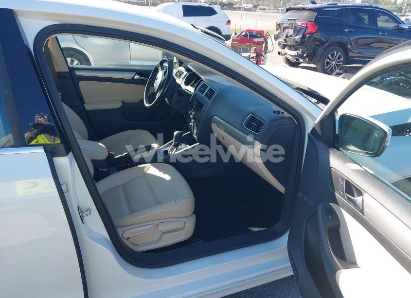 Photo 5 of 2017 Volkswagen Jetta 1.4T SE (VIN 3VWDB7AJ1HM354353)