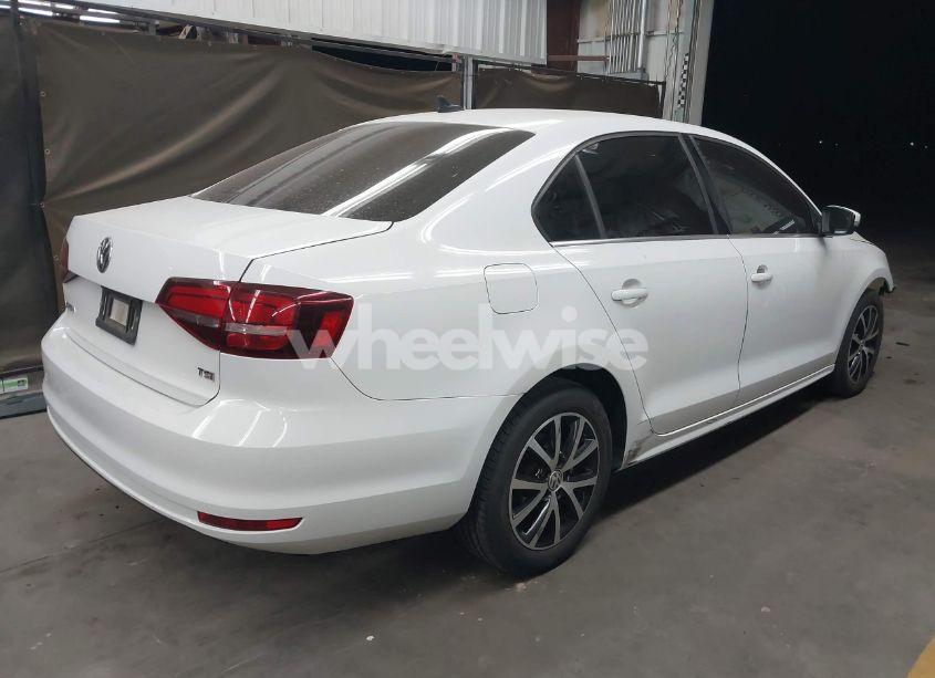 Photo 4 of 2017 Volkswagen Jetta 1.4T SE (VIN 3VWDB7AJ1HM395324)