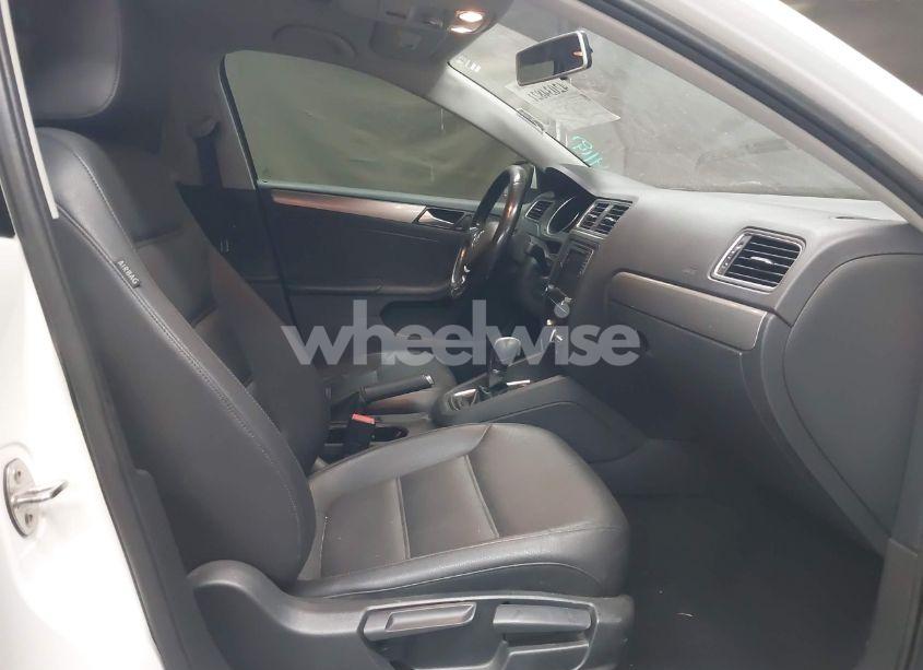 Photo 5 of 2017 Volkswagen Jetta 1.4T SE (VIN 3VWDB7AJ1HM395324)