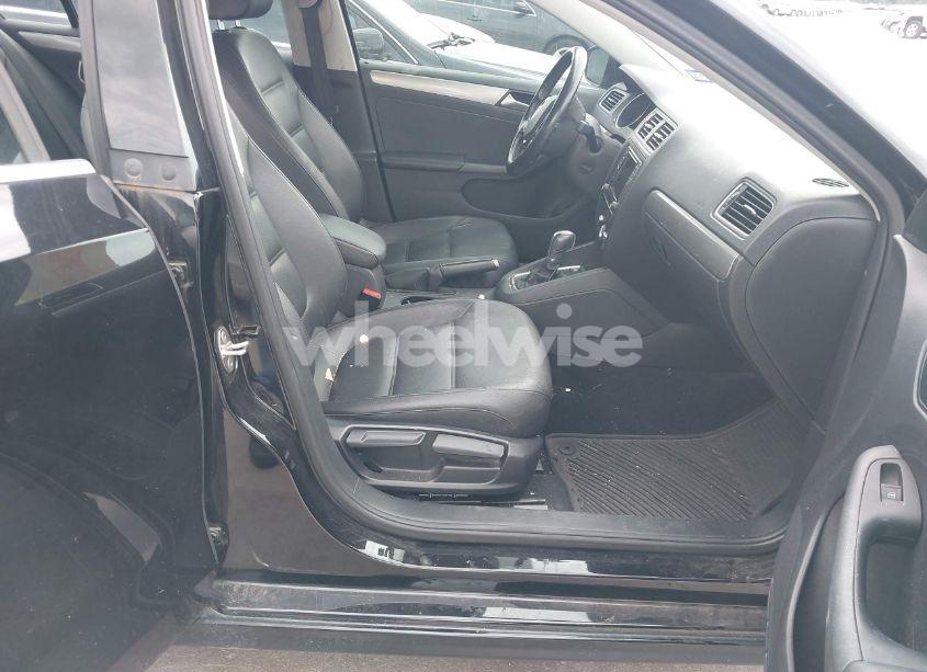 Photo 5 of 2017 Volkswagen Jetta 1.4T SE (VIN 3VWDB7AJ1HM402515)