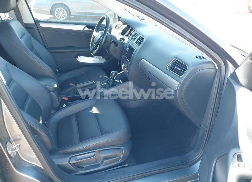 Photo 5 of 2017 Volkswagen Jetta 1.4T SE (VIN 3VWDB7AJ2HM217731)