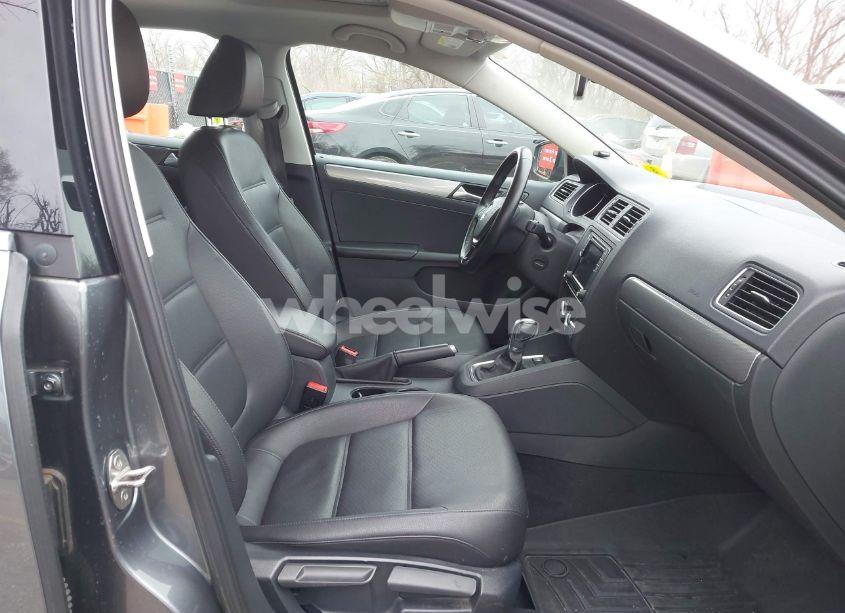 Photo 5 of 2017 Volkswagen Jetta 1.4T SE (VIN 3VWDB7AJ2HM243519)