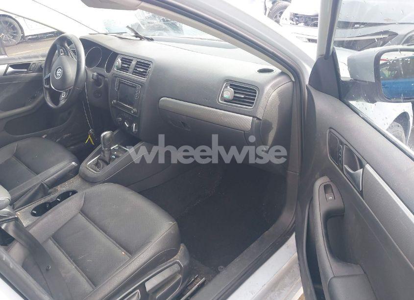 Photo 5 of 2017 Volkswagen Jetta 1.4T SE (VIN 3VWDB7AJ2HM285690)