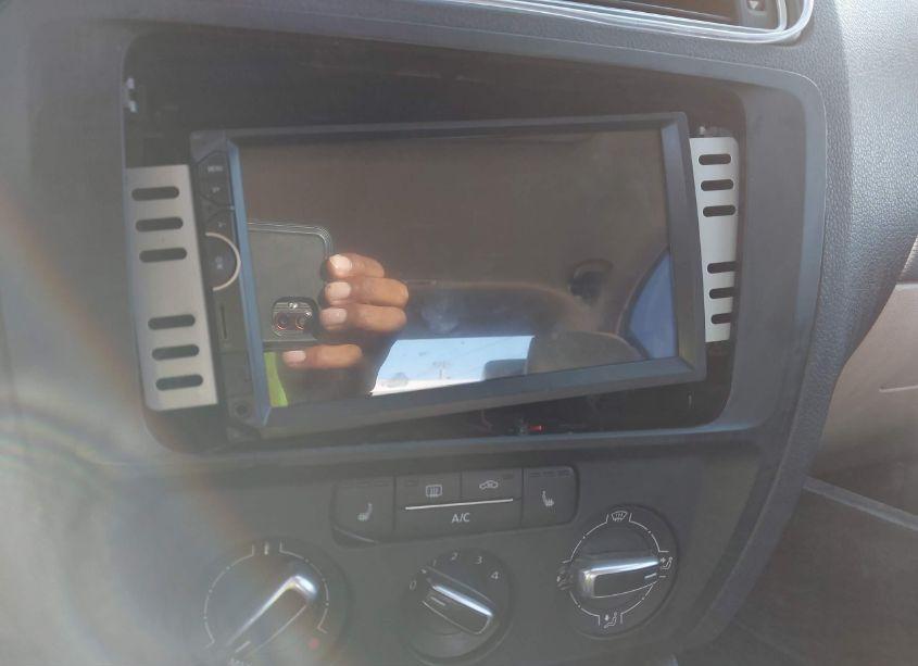 Photo 6 of 2017 Volkswagen Jetta 1.4T SE (VIN 3VWDB7AJ2HM307199)