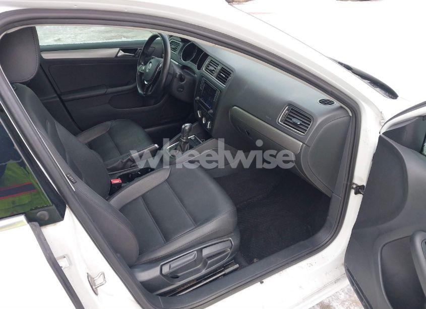 Photo 5 of 2017 Volkswagen Jetta 1.4T SE (VIN 3VWDB7AJ2HM321006)