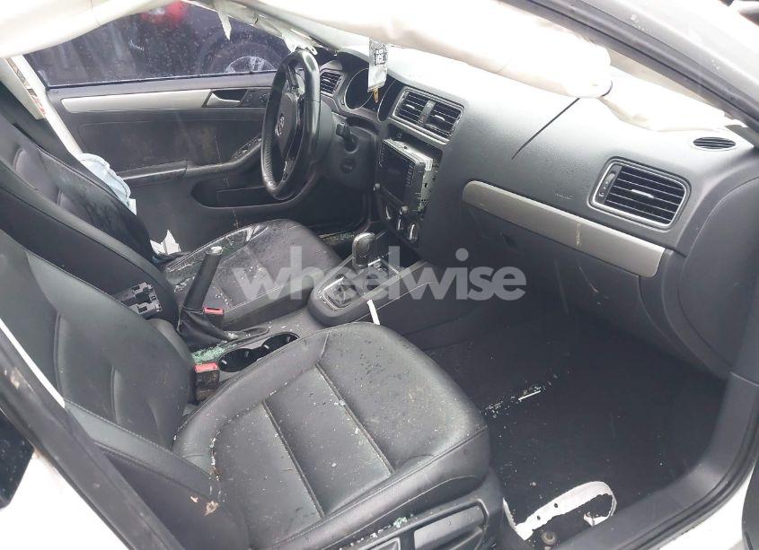 Photo 5 of 2017 Volkswagen Jetta 1.4T SE (VIN 3VWDB7AJ2HM349937)