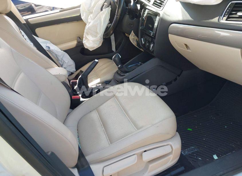 Photo 5 of 2017 Volkswagen Jetta 1.4T SE (VIN 3VWDB7AJ2HM369038)