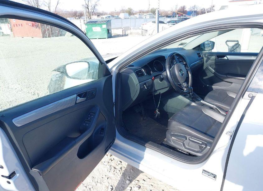 Photo 5 of 2017 Volkswagen Jetta 1.4T SE (VIN 3VWDB7AJ3HM287240)