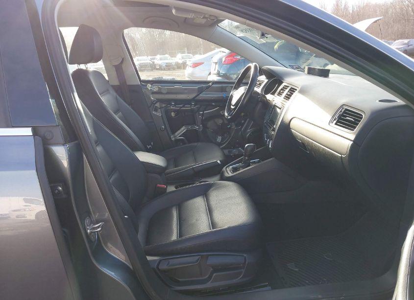 Photo 5 of 2017 Volkswagen Jetta 1.4T SE (VIN 3VWDB7AJ3HM358095)