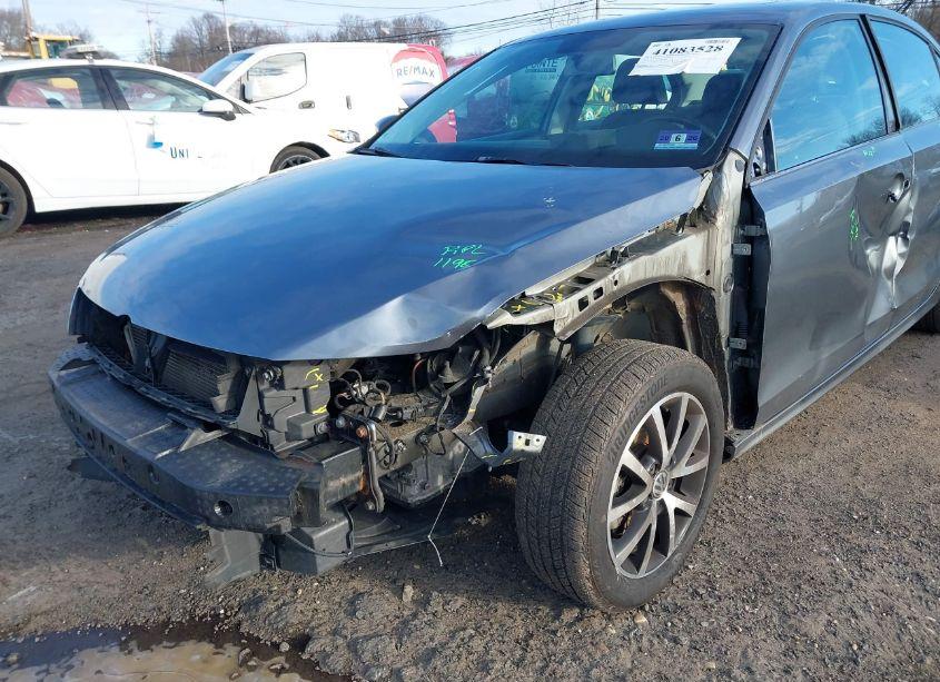 Photo 6 of 2017 Volkswagen Jetta 1.4T SE (VIN 3VWDB7AJ3HM358095)