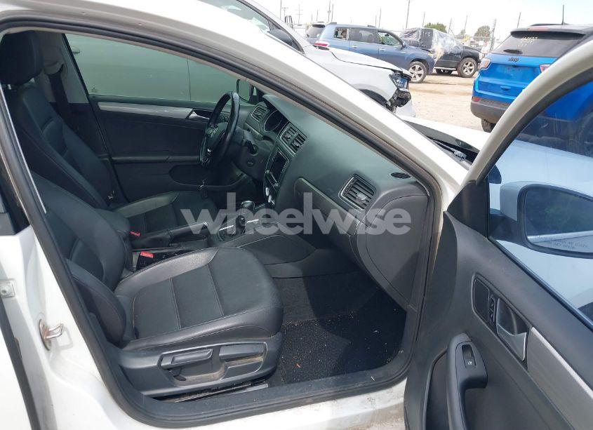 Photo 5 of 2017 Volkswagen Jetta 1.4T SE (VIN 3VWDB7AJ3HM386379)