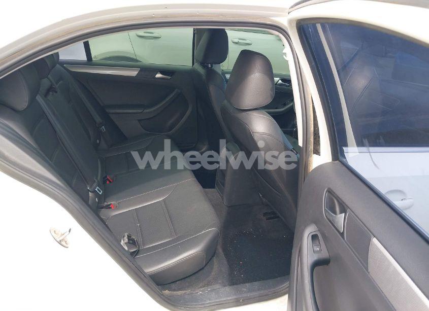 Photo 8 of 2017 Volkswagen Jetta 1.4T SE (VIN 3VWDB7AJ3HM386379)